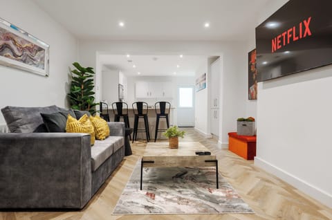 Living, Kitchen & Dining:
Open-plan lounge/kitchen/dining with natural light, Smart TV + Netflix, and a small sofa bed for extra flexibility.