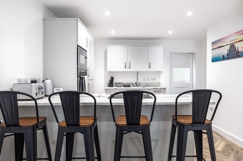 Kitchen Counter Dining – Perfect for a Relaxed Meal In
The kitchen features a counter that comfortably seats 4 guests – ideal for casual meals, morning coffee, or a cosy dinner with friends or family and great conversation.