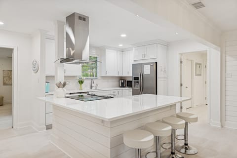 The well-equipped kitchen has everything you need for family meals.