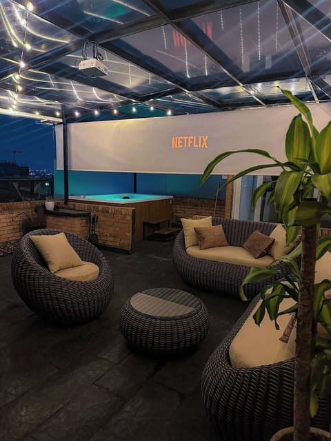 Relájate y vive una experiencia única. La terraza de este apartamento te ofrece un jacuzzi privado, un proyector para tus series y películas favoritas y un espacio con cómodos sillones para que tu estadía sea inolvidable.