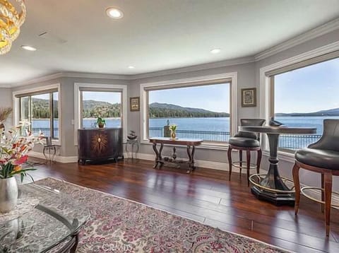 Living Room - Beautiful lake views from living room