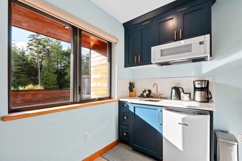 Small kitchenette-No Oven