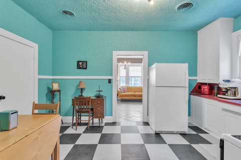 Floor, Flooring, Appliance, Refrigerator, Indoors