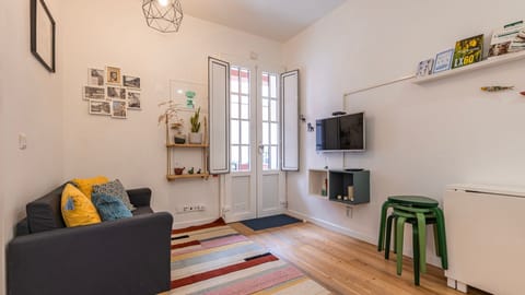 This cozy living room is perfect for you to relax while reading a book or having a refreshing drink #relax #naturallight #portugal #pt #lisbon