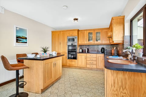 Fully equipped kitchen with kitchen island