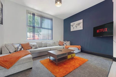 Cosy living room equipped with a SMART TV with Netflix and plenty of space to sit down and relax. 