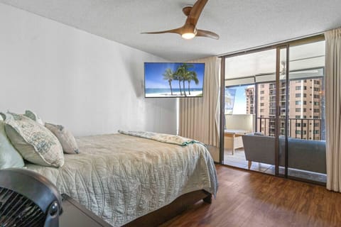 Bright and inviting 1-bedroom, 1-bathroom apartment featuring a private lanai with city views—perfect for a relaxing stay on Oahu.