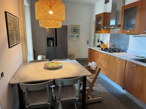Fully equiped kitchen with 5 person breakfast table, 2  Stokke Tripp Trapps