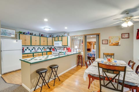 Dining Area | Dishware/Flatware