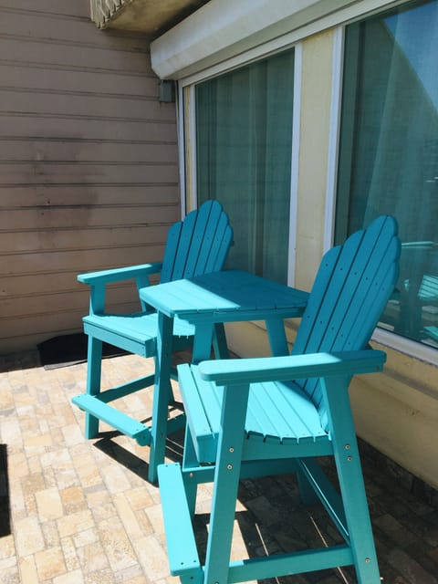 sit on deck  