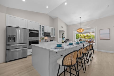 Kitchen Paradise: Modern appliances shine alongside stylish seating and tropical views!