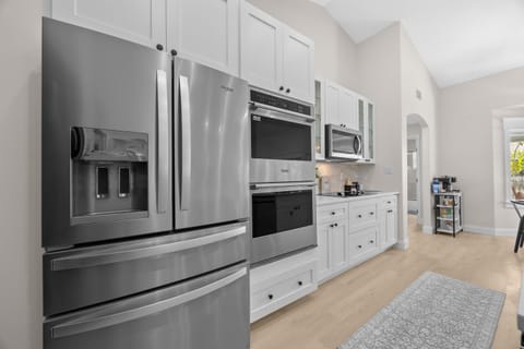 Gourmet Kitchen: Unleash your inner chef with modern appliances and a sleek design!