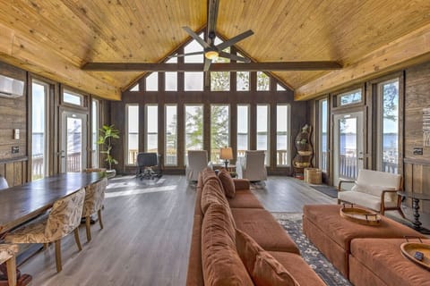 Great Room w/Vaulted Ceilings - Wall to ceiling windows, views of Eagle Lake, perfect for entertaining and gathering with family/friends!