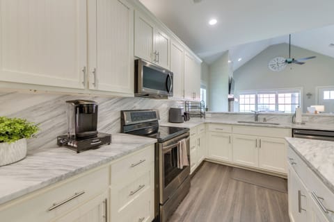 Kitchen | Keurig Coffee Maker | Air Fryer | Toaster | Cooking Basics