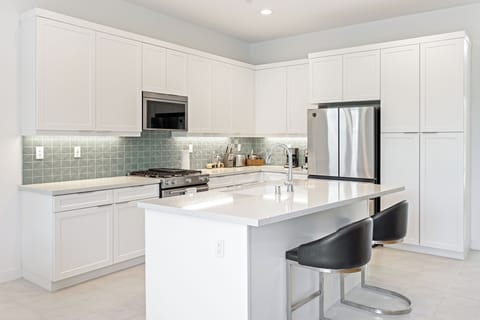 Enjoy casual dining and conversations at the kitchen counter.