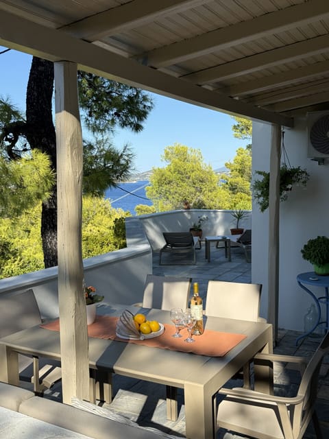 The beautifully private terrace in the front is surrounded by lush greens and has seaviews, but is cozy and sheltered.