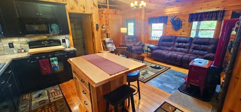 Open kitchen with everything you need to cook and connect.