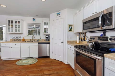 Fully Equipped Kitchen for Mealtime at the beach!