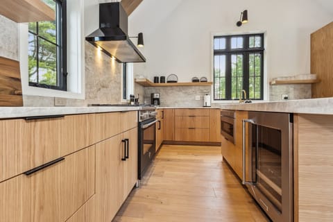 High-end appliances and luxury finishes meet fully equipped functionality