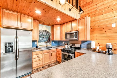 Full-size kitchen fully furnished