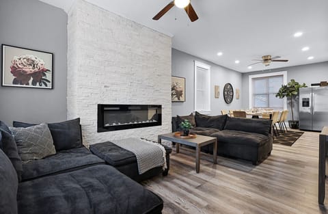 Stylish space with a sleek fireplace, perfect for gatherings and unwinding!