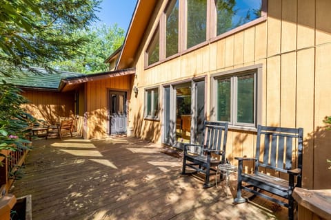 Welcome to Cabin Cozy Wozy in the Lake Naomi Community!