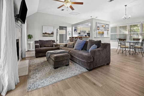 Bright and comfortable Open Plan - With living area, dining area and kitchen