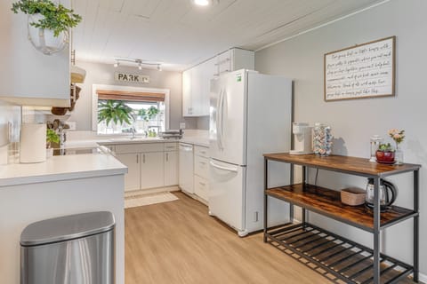 Kitchen | Cooking Basics | Dishwasher | Single-Serve Coffee Maker w/ Pods