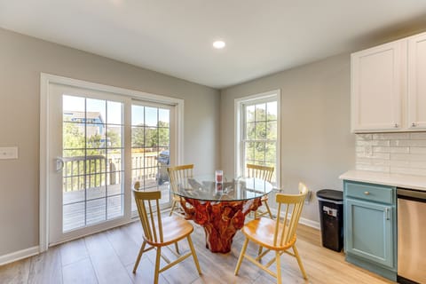 Dining Area | Dishware/Flatware Provided | 2nd Floor