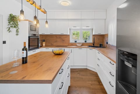 An espresso bean coffee machine, a microwave, and a kettle—ideal for preparing delightful meals