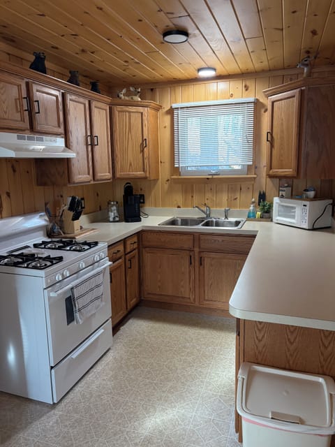 Full kitchen with everything you need to cook meals.