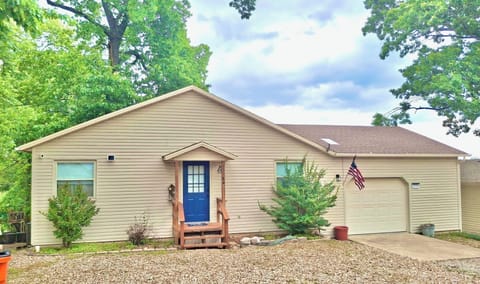 Lakeview Landing! 
Parking for 4+ vehicles + 2 boat/trailer/truck combos 