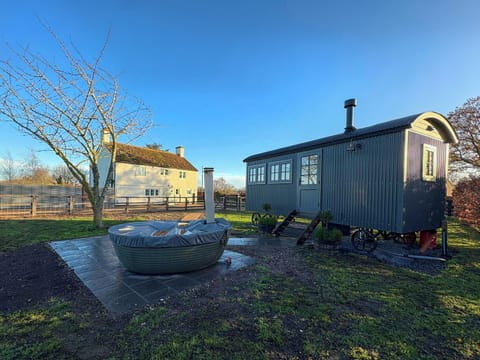Exterior | Shepherds Hut - Lilac Retreats, King&rsquo;s Lynn