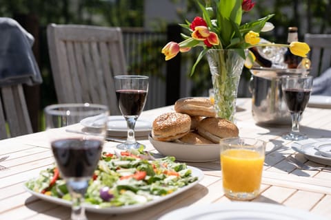 Spey Cottage back garden table set