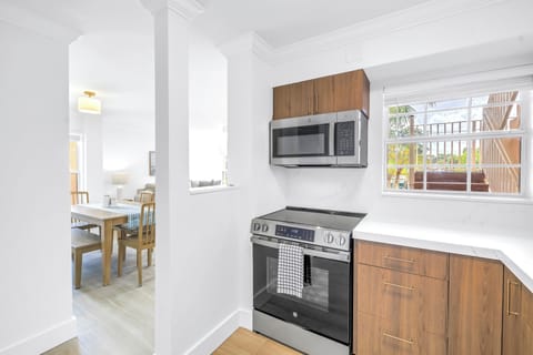 Bright kitchen with modern appliances and a clear view into the dining space—perfect for easy meals and entertaining.