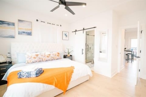 King Bed with Ensuite Full Bathroom