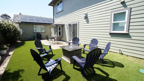 Big backyard with fire pit, bbq and outdoor games