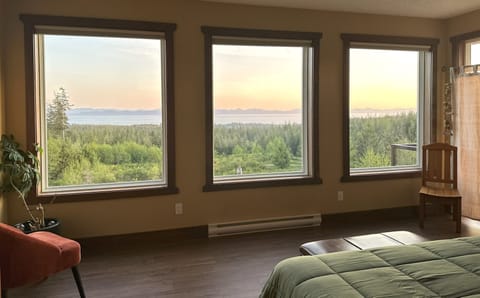 Primary bedroom: King Size Bed, 3 large bay windows with ocean views, ensuite 