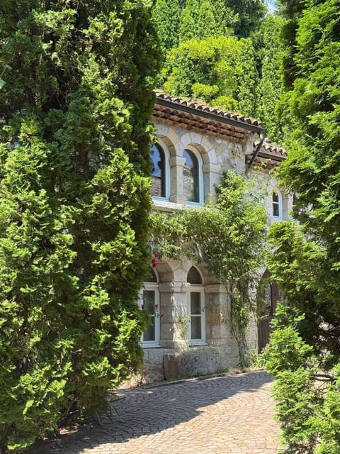 f9091f5c-af49-421e-87d8-3d4bd80d8cc8