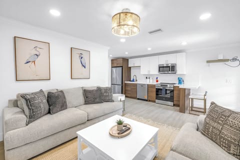 Cozy, sunlit living room with comfy sofas, smart TV, and chic decor.
- 8 min to Siesta Key Beach
- 1 min to Siesta Village & restaurants
- 25 min from SRQ Airport