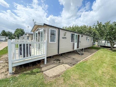 Plan your romantic getaways UK or staycation UK at Broadland Sands Holiday Park, where you can unwind in a cosy caravan with decking and explore the beauty of Great Yarmouth Norfolk.