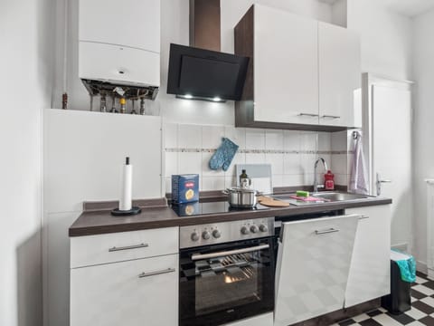 Die helle Küche ist modern ausgestattet und bietet alles, was Sie für die Zubereitung leckerer Mahlzeiten benötigen.