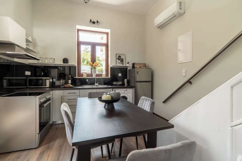 Contemporary Kitchen Perfect for Cooking & Dining