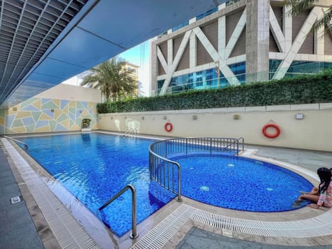 This trendy outdoor lounge and pool in Dubai Marina offers comfortable seating and city skyline views. Close to JBR Beach, it provides a relaxing and stylish coastal experience.