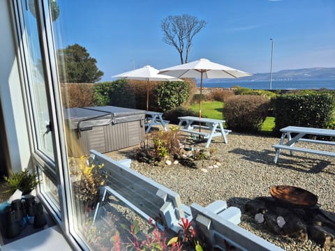 Hot tub, fire pit, outdoor areas 