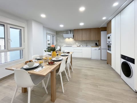 Open-concept space that merges the designer equipped kitchen and the dining area. The configuration maximizes natural light and offers superior functionality in premium finishes.