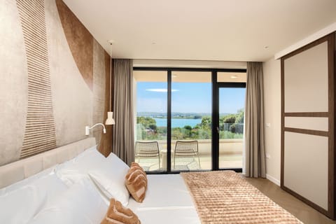 King bed, blackout shades, AC + sea-view balcony — perfect for families