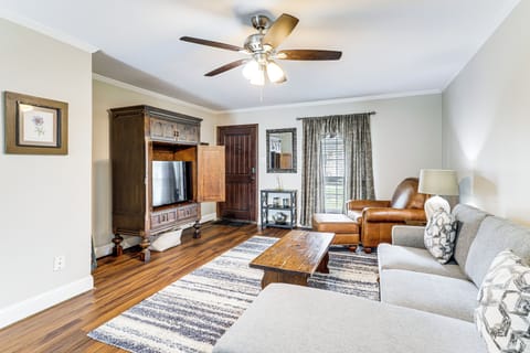 Houston Vacation Rental | 2BR | 1.5BA | 1,050 Sq Ft | 2 Steps Required