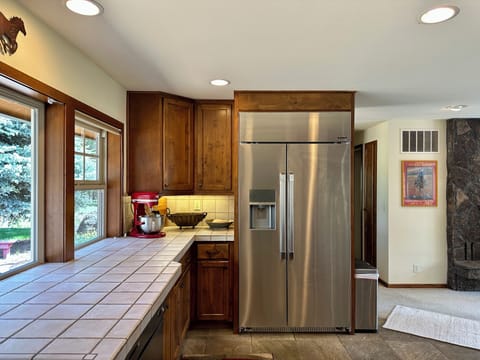 Large refrigerator / freezer, kitchen aid standup mixer and blender