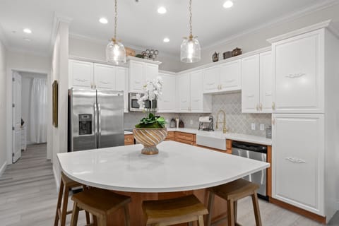 Luxurious countertops and stools